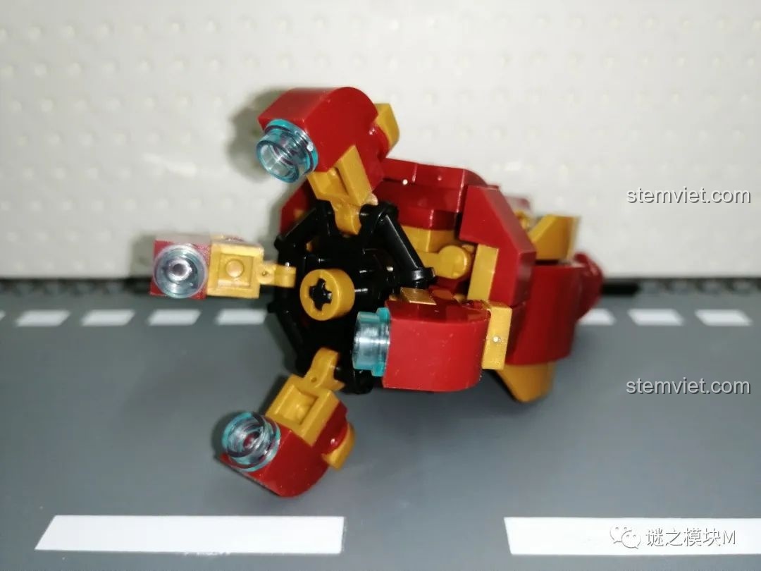 Chiến Giáp Hulkbuster LY 76026 đã lắp ráp hoàn chỉnh, nhìn từ phía trước với góc chụp hơi khác.