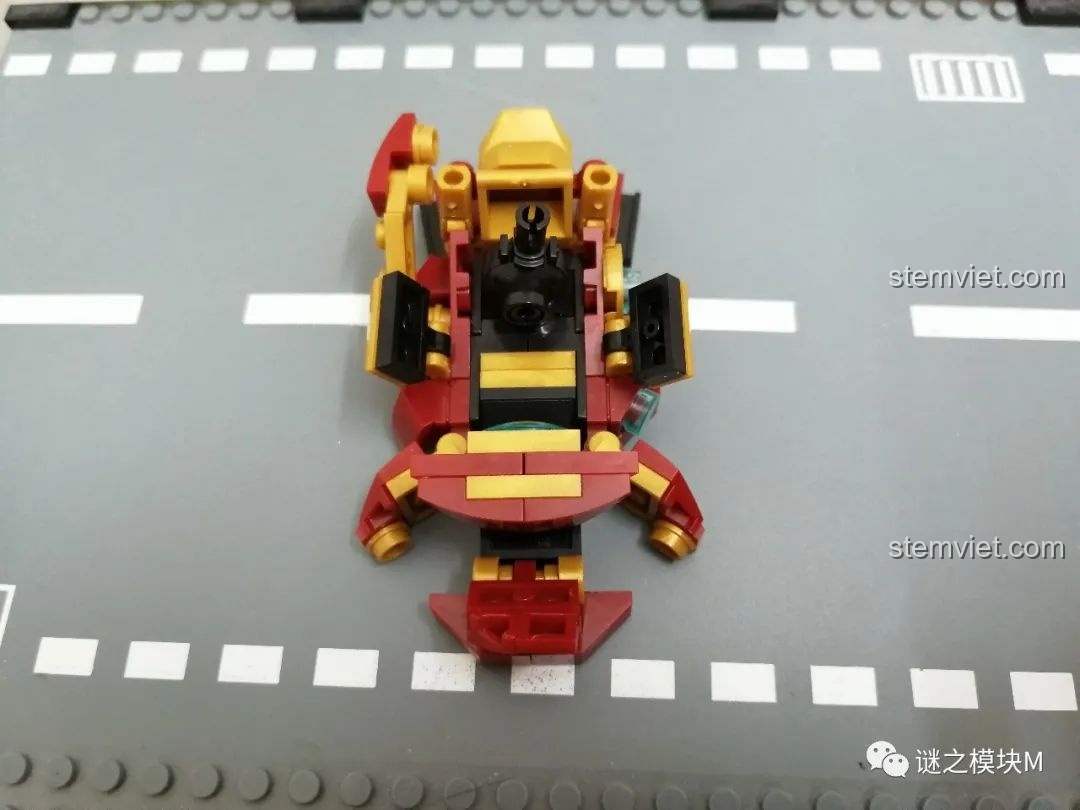 Chiến Giáp Hulkbuster LY 76026 đã lắp ráp hoàn chỉnh, nhìn từ phía trước, thể hiện vẻ ngoài hùng vĩ.