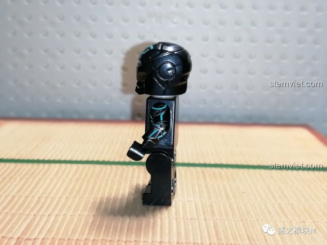 Minifigure Creation Speed Blue-MK4 nhìn từ bên cạnh, thể hiện chi tiết in ấn ở cánh tay của bộ lắp ráp LY 76026 Hulkbuster.