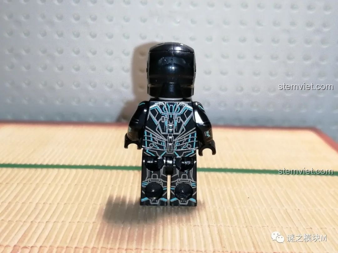 Minifigure Creation Speed Blue-MK4 nhìn từ phía sau, với các chi tiết in ấn ở lưng và chân của bộ lắp ráp LY 76026 Hulkbuster.