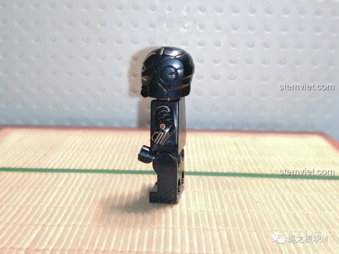 Minifigure Creation Speed Orange-War Machine nhìn từ bên cạnh, thể hiện chi tiết in ấn ở cánh tay của bộ lắp ráp LY 76026 Hulkbuster.