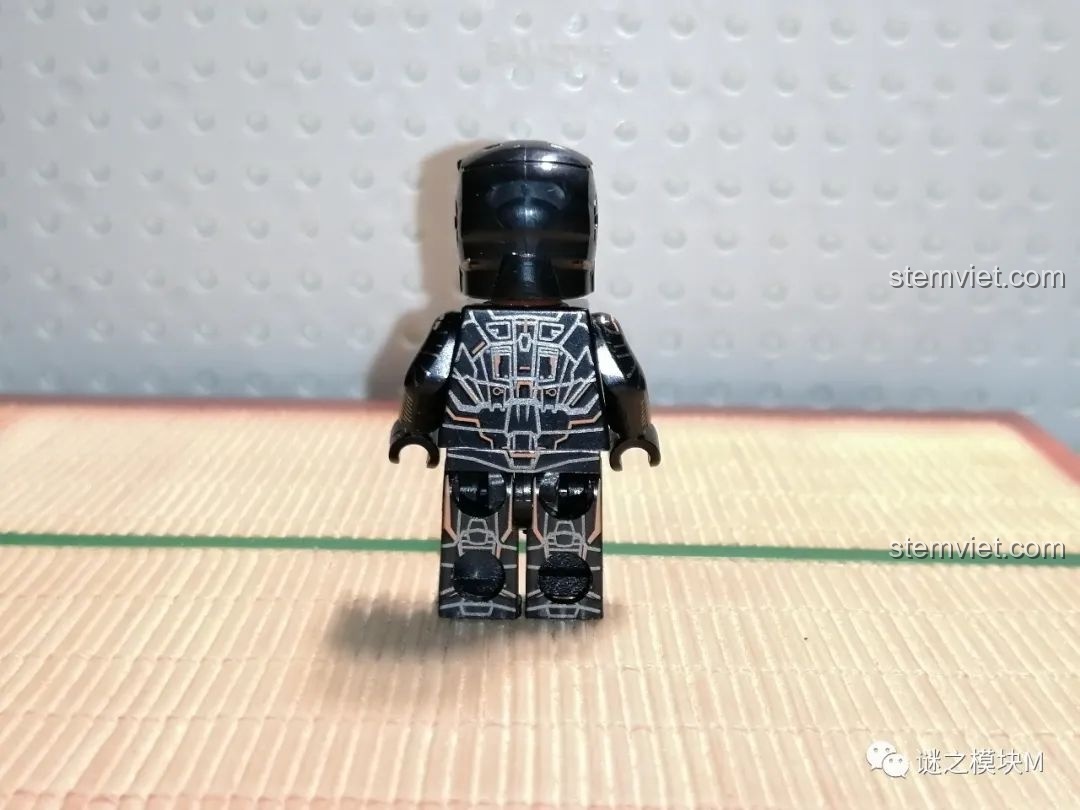 Minifigure Creation Speed Orange-War Machine nhìn từ phía sau, với các chi tiết in ấn ở lưng và chân của bộ lắp ráp LY 76026 Hulkbuster.