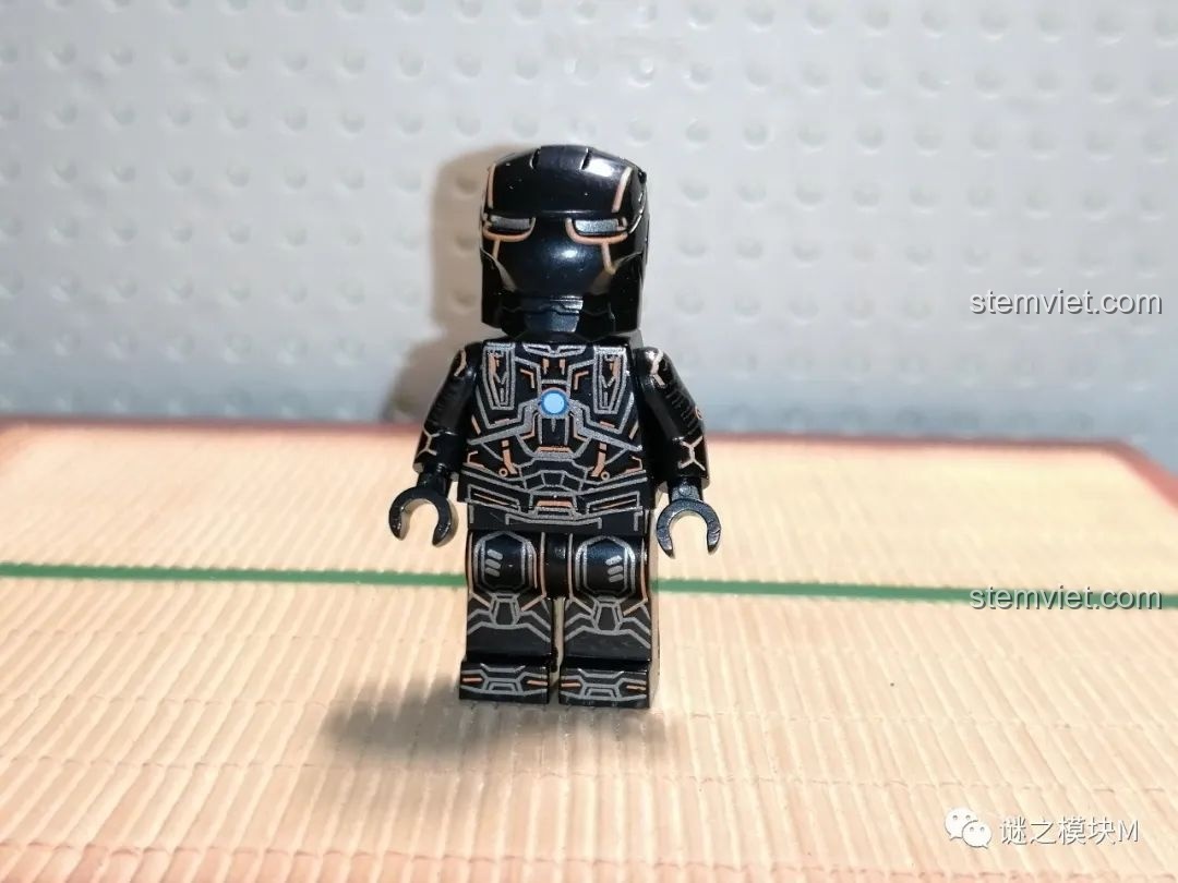 Minifigure Creation Speed Orange-War Machine với màu cam neon nổi bật, một minifigure độc quyền khác của bộ LY 76026 Hulkbuster.