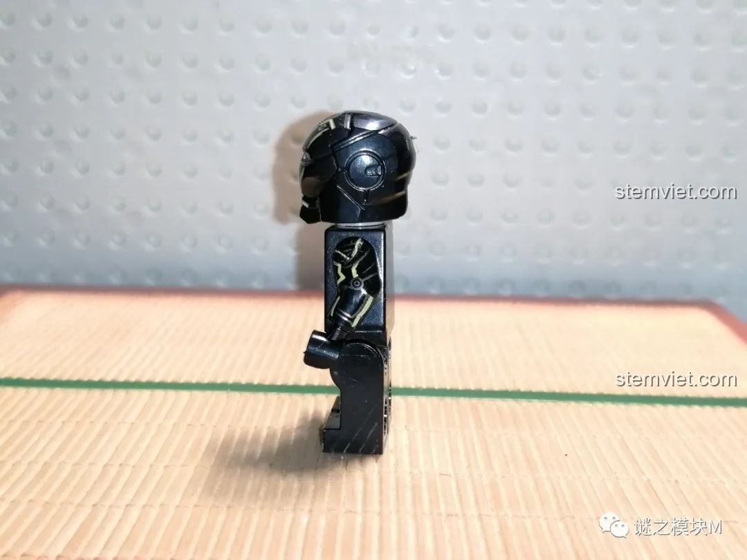 Minifigure Creation Speed Yellow-MK6 nhìn từ bên cạnh, thể hiện chi tiết in ấn ở cánh tay của bộ lắp ráp LY 76026 Hulkbuster.