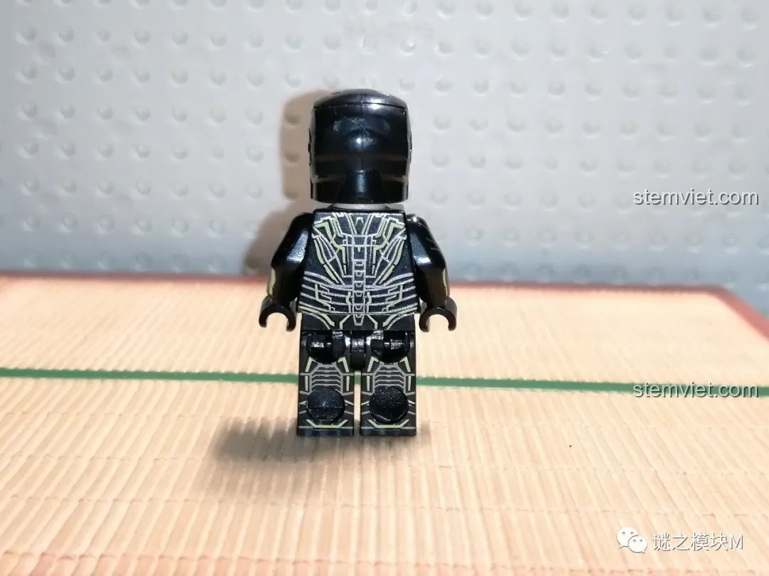 Minifigure Creation Speed Yellow-MK6 nhìn từ phía sau, với các chi tiết in ấn ở lưng và chân của bộ lắp ráp LY 76026 Hulkbuster.