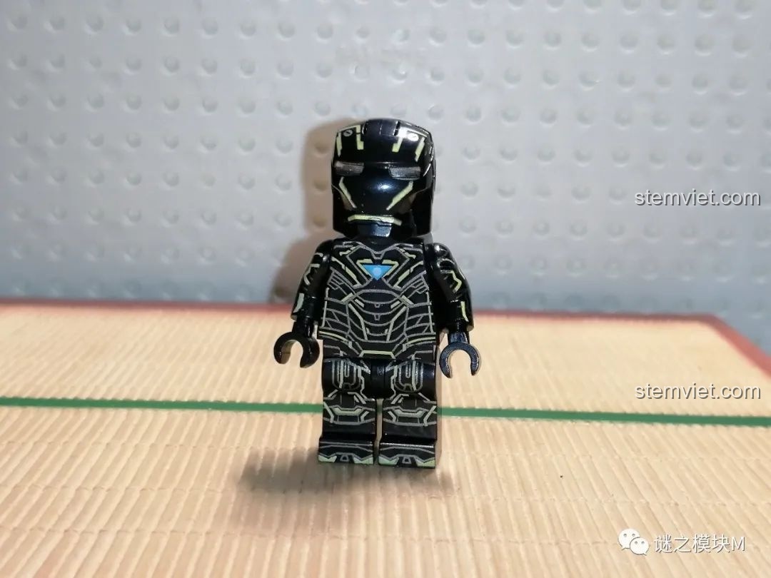 Minifigure Creation Speed Yellow-MK6 với màu vàng neon rực rỡ, một minifigure độc quyền trong bộ LY 76026 Hulkbuster.