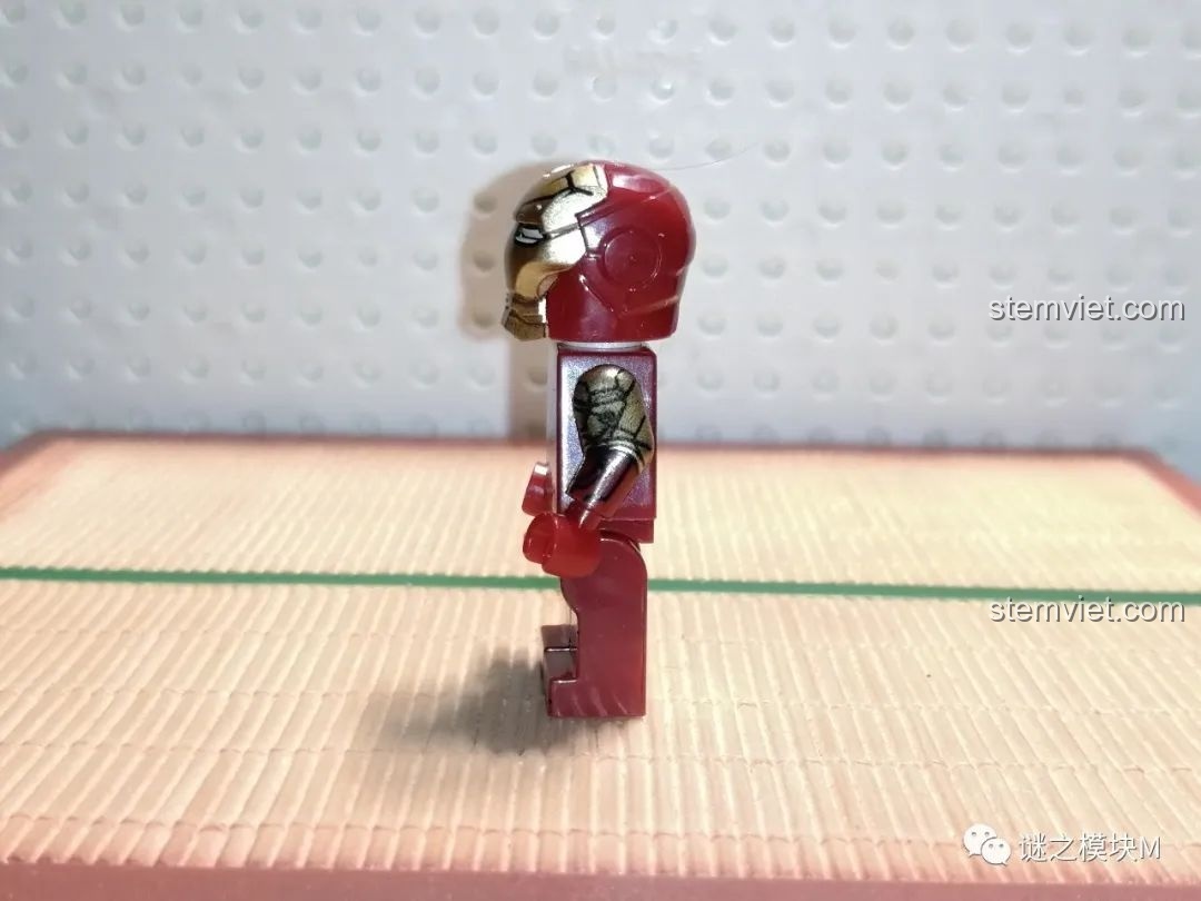 Minifigure MK46 nhìn từ bên cạnh, thể hiện chi tiết in ấn ở cánh tay của bộ lắp ráp LY 76026 Hulkbuster.