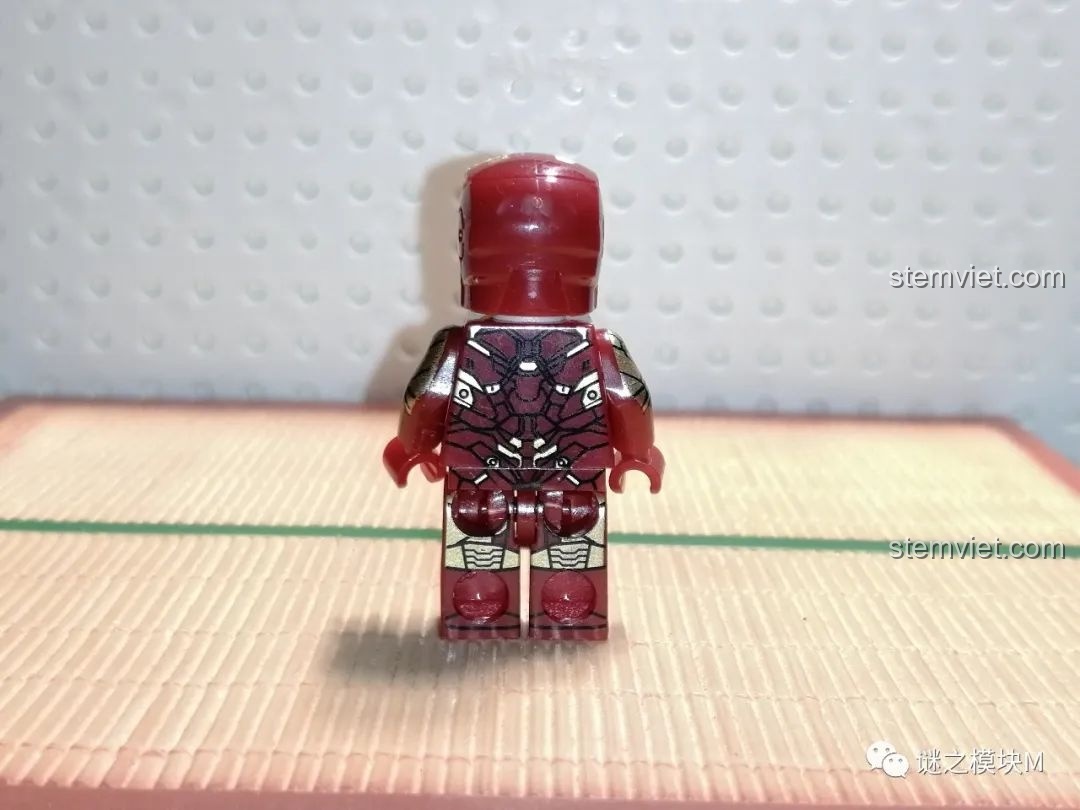Minifigure MK46 nhìn từ phía sau, với các chi tiết in ấn ở lưng và chân của bộ lắp ráp LY 76026 Hulkbuster.