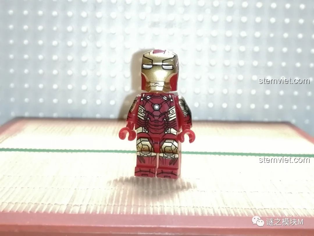 Minifigure MK46 với thiết kế giáp Iron Man quen thuộc, một phần của bộ lắp ráp LY 76026 Hulkbuster.