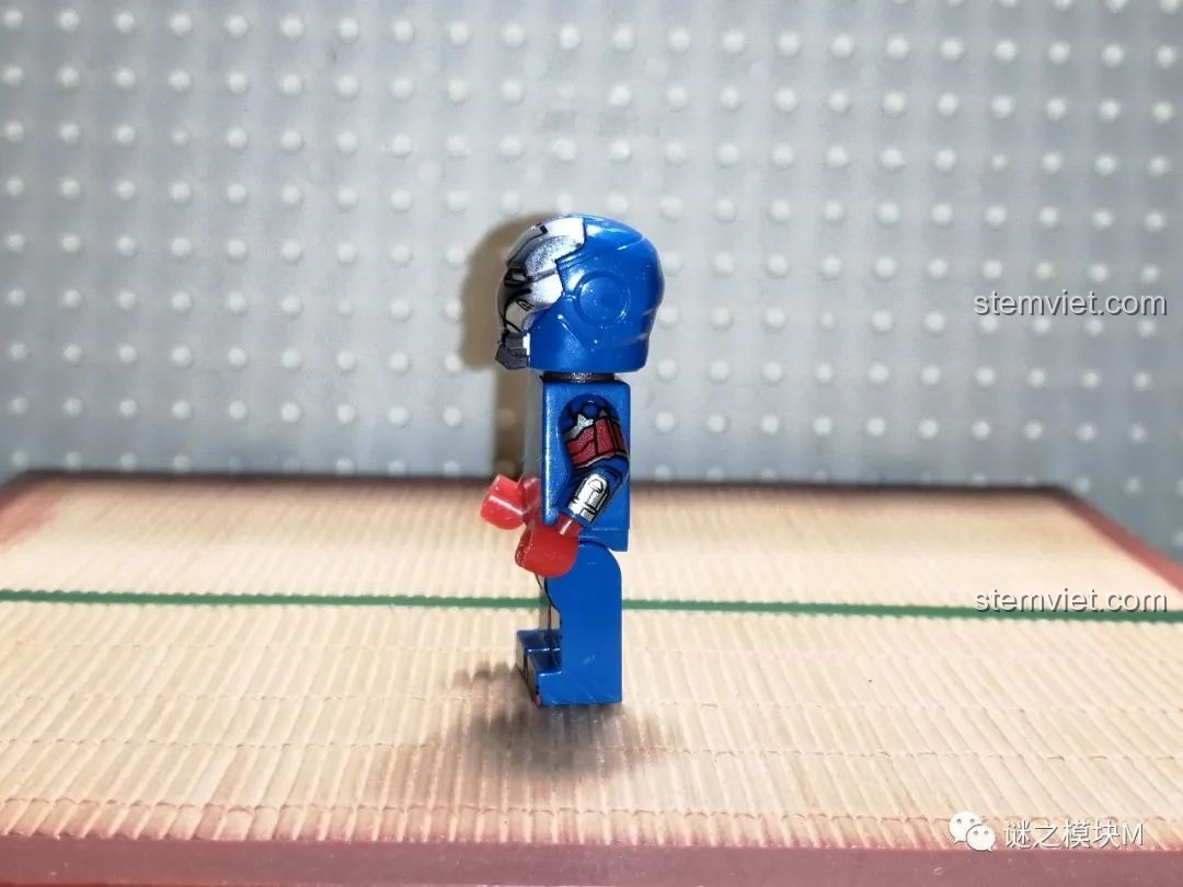 Minifigure Patriot 2.0 nhìn từ bên cạnh, thể hiện chi tiết in ấn ở cánh tay của bộ lắp ráp LY 76026 Hulkbuster.