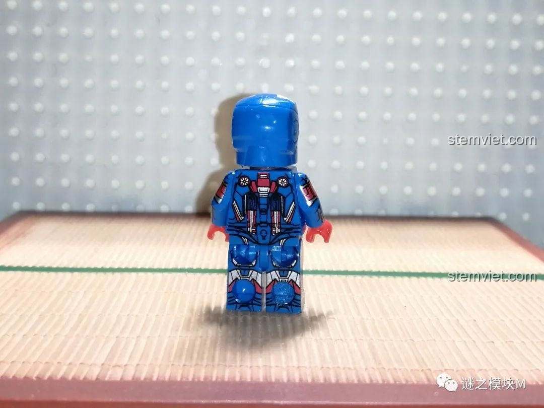 Minifigure Patriot 2.0 nhìn từ phía sau, với các chi tiết in ấn ở lưng và chân của bộ lắp ráp LY 76026 Hulkbuster.