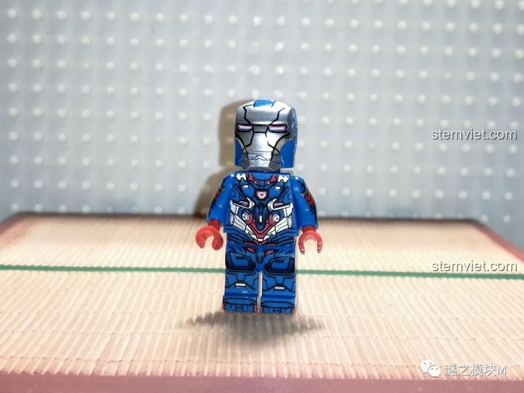 Minifigure Patriot 2.0 với chi tiết in ấn sắc nét, một trong những điểm nhấn của bộ lắp ráp LY 76026 Hulkbuster.