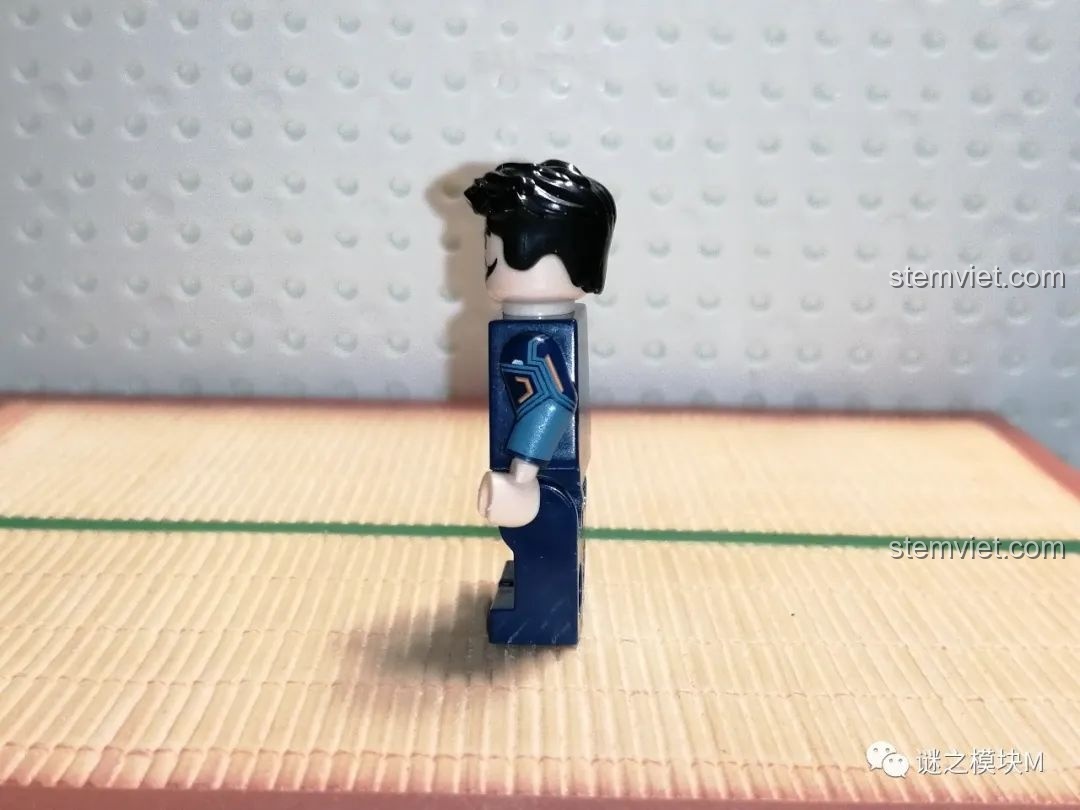 Minifigure Tony Stark nhìn từ bên cạnh, thể hiện chi tiết in ấn ở cánh tay của bộ lắp ráp LY 76026 Hulkbuster.