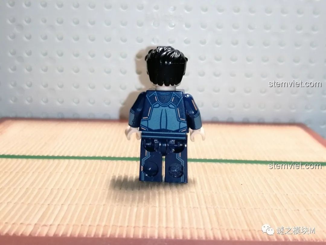 Minifigure Tony Stark nhìn từ phía sau, với các chi tiết in ấn ở lưng và chân của bộ lắp ráp LY 76026 Hulkbuster.