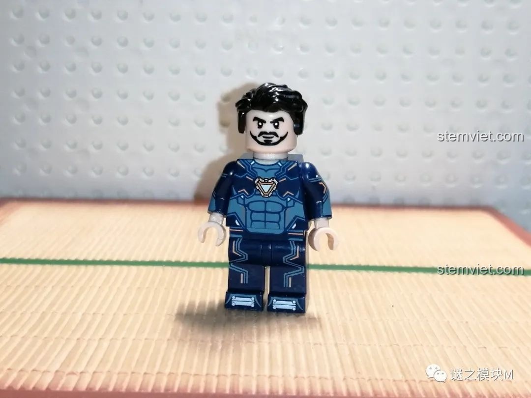Minifigure Tony Stark với trang phục thường ngày, thể hiện sự đa dạng của các nhân vật trong bộ LY 76026 Hulkbuster.
