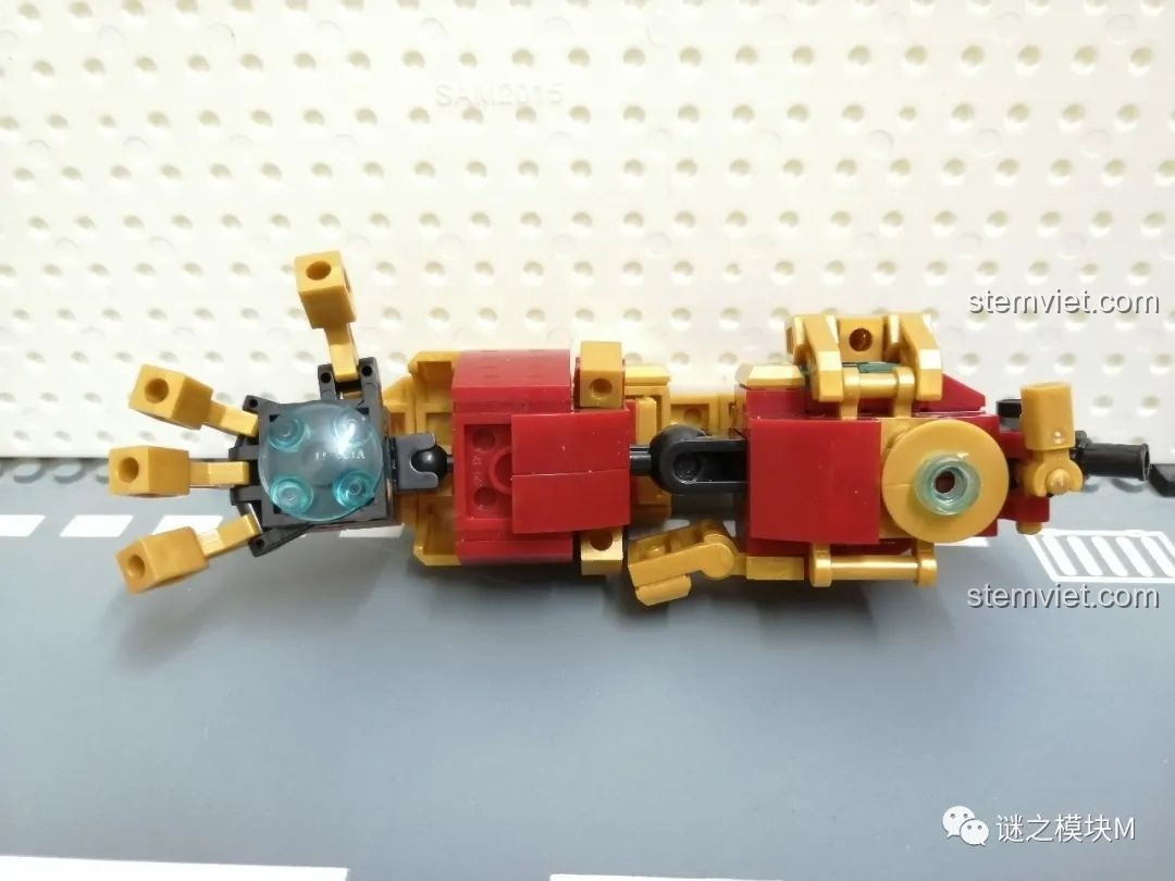 So sánh kích thước giữa Chiến Giáp Hulkbuster LY 76026 và mô hình UCS, cho thấy sự khác biệt về chiều cao.