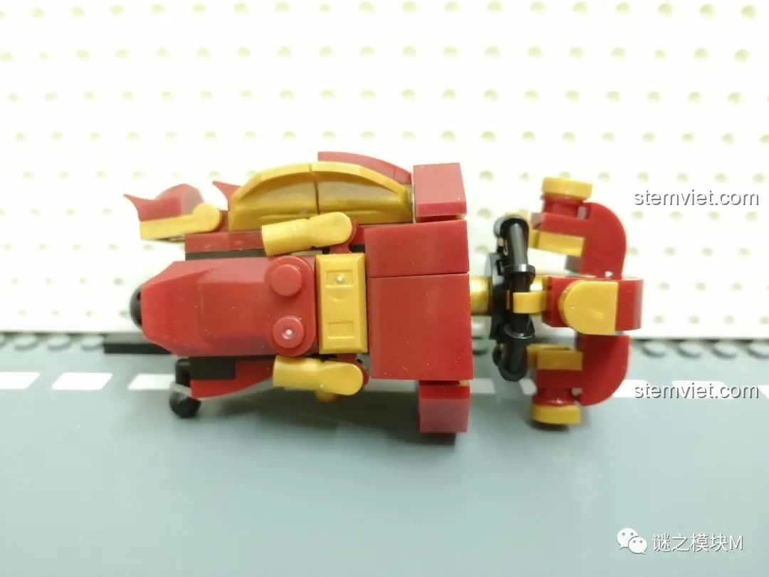 Chiến Giáp Hulkbuster LY 76026 trong tư thế hành động với góc chụp hơi khác, thể hiện sự linh hoạt.