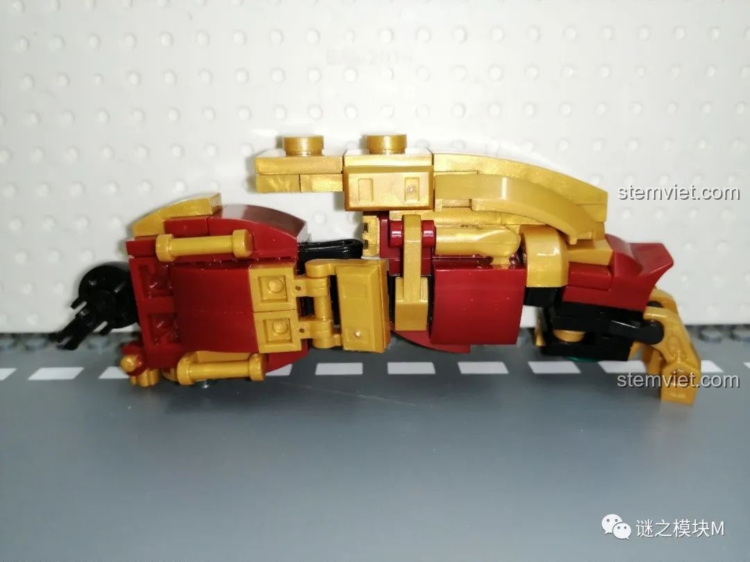 Chiến Giáp Hulkbuster LY 76026 trong tư thế hành động, thể hiện khả năng tạo dáng linh hoạt.