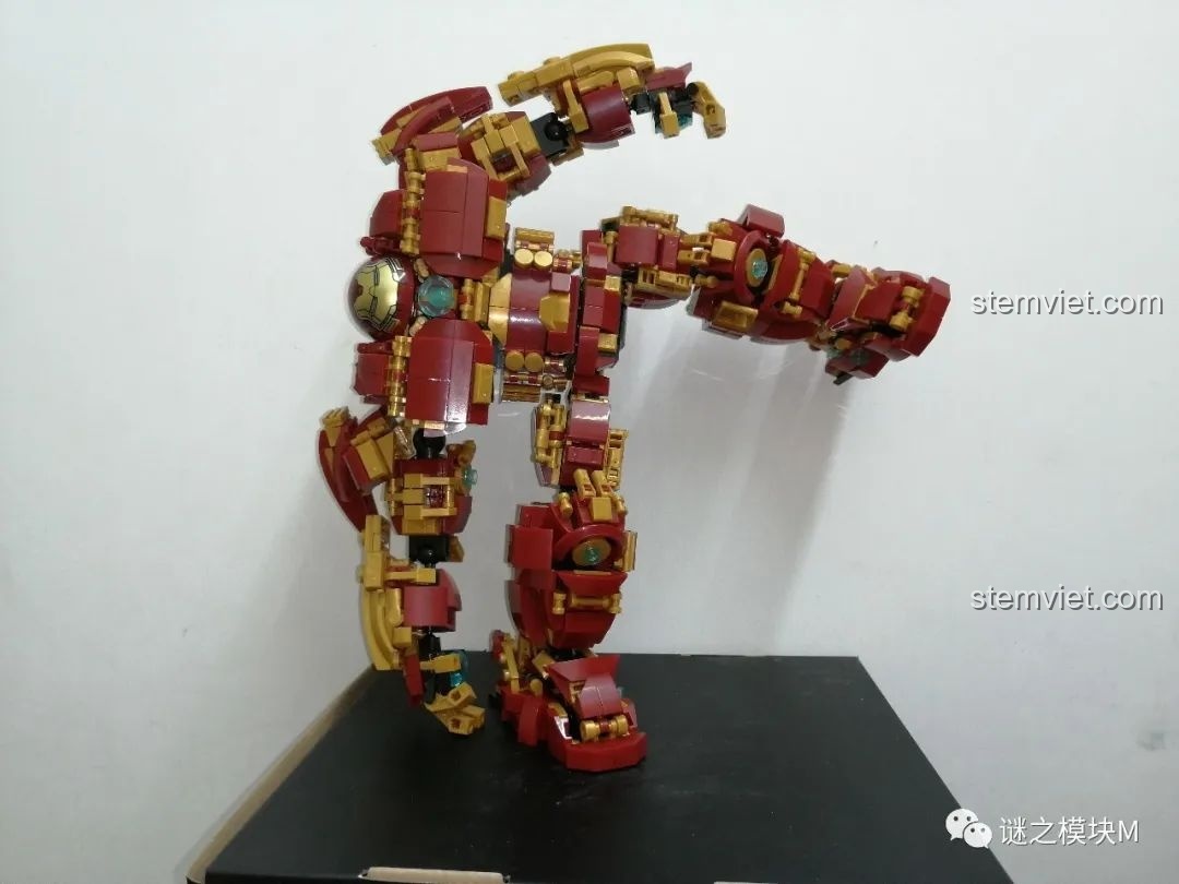 Hai cánh tay của Chiến Giáp Hulkbuster LY 76026 đã được lắp ráp hoàn chỉnh, nhìn từ góc khác.