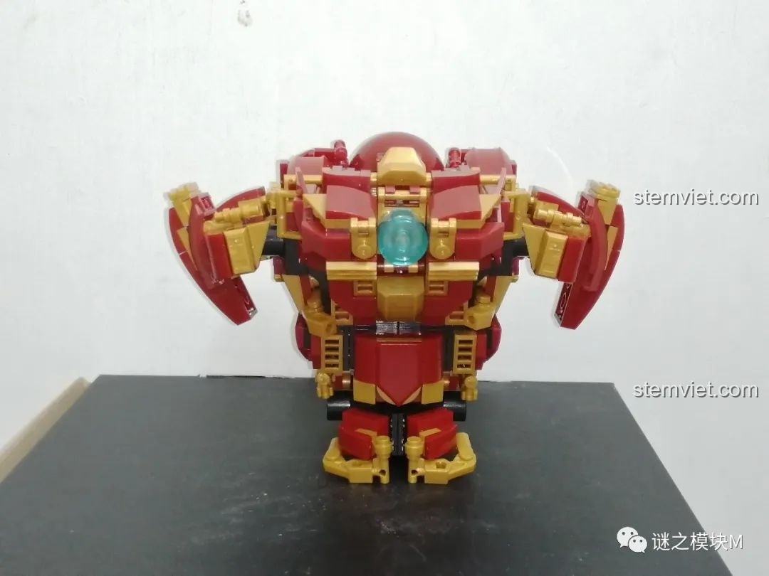 Một cánh tay của Chiến Giáp Hulkbuster LY 76026 nhìn từ bên cạnh, với khả năng mở rộng và tay lò xo.