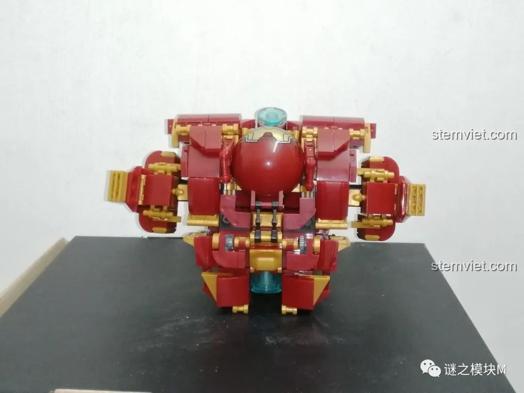 Một cánh tay của Chiến Giáp Hulkbuster LY 76026 nhìn từ bên cạnh, với các bộ phận thu gọn.