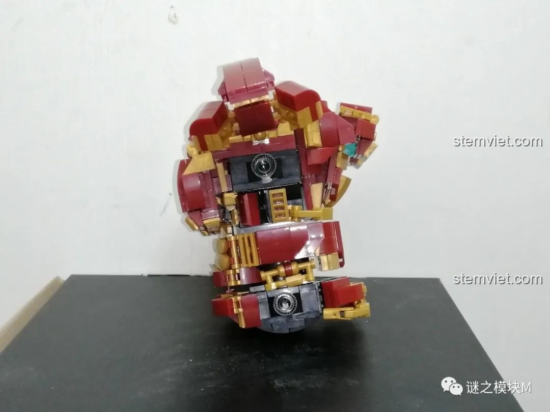 Hai cánh tay của Chiến Giáp Hulkbuster LY 76026 được lắp ráp riêng biệt, sẵn sàng gắn vào thân.