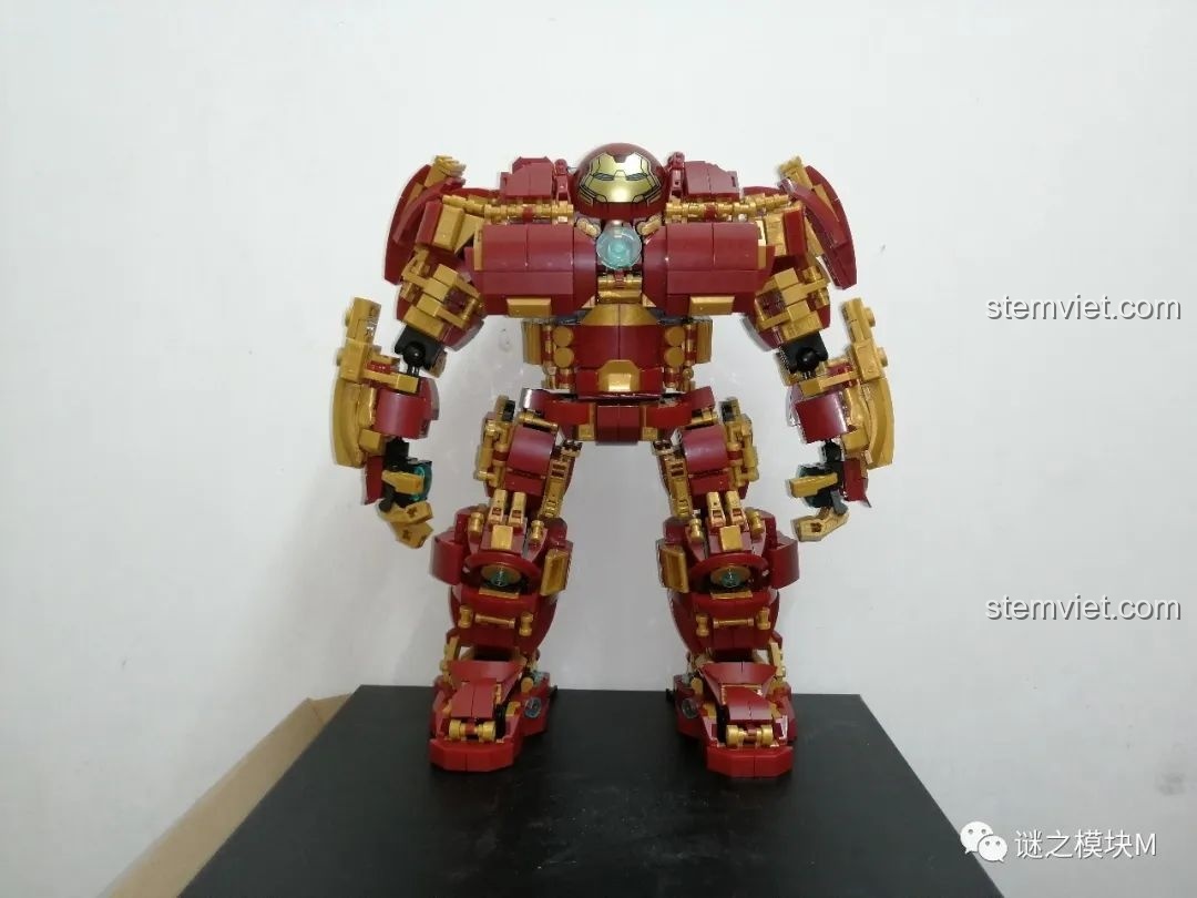 Khoang lái của Chiến Giáp Hulkbuster LY 76026 đang đóng lại, nhìn từ góc khác.