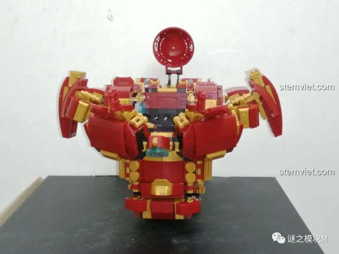 Khoang lái của Chiến Giáp Hulkbuster LY 76026 đang đóng lại, bảo vệ minifigure bên trong.