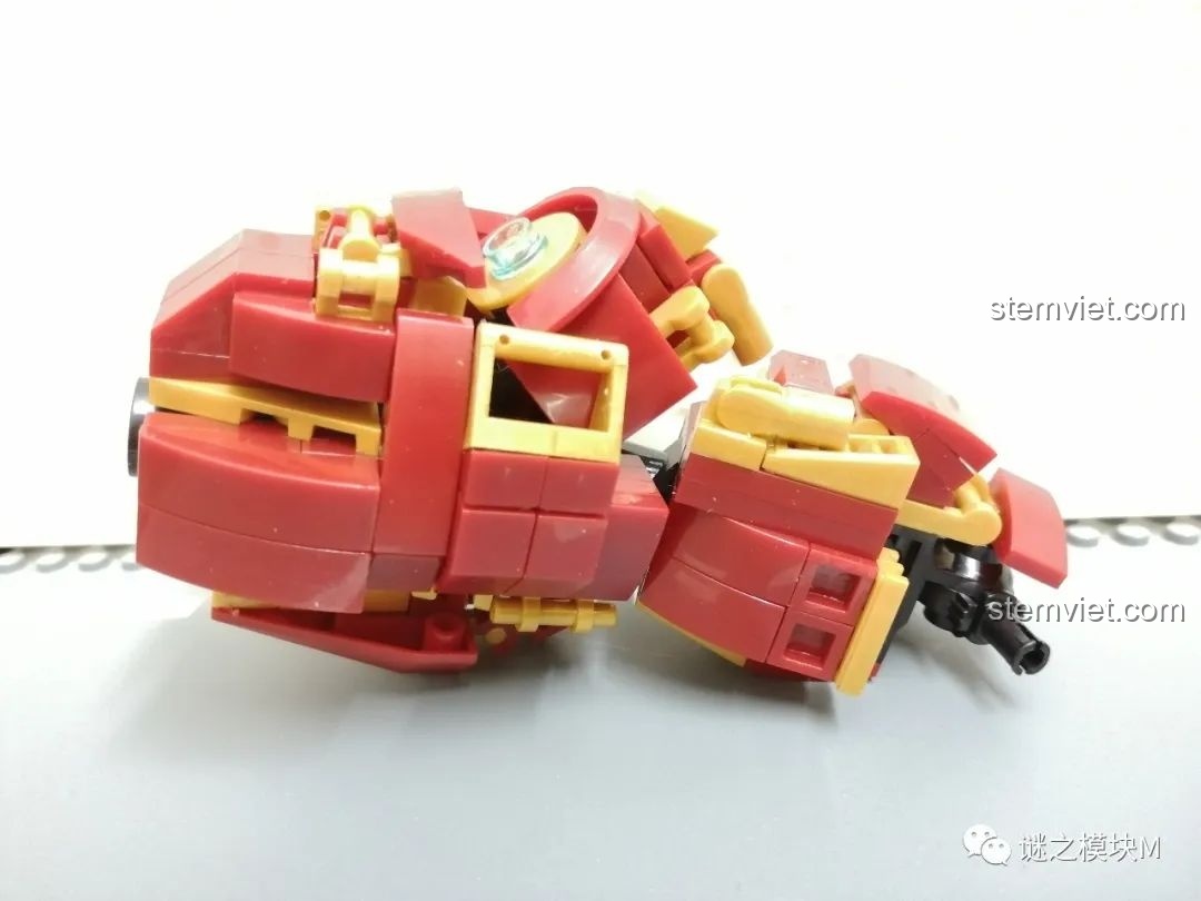 Phần thân chính của Chiến Giáp Hulkbuster LY 76026 đang được lắp ráp, nhìn từ góc khác.