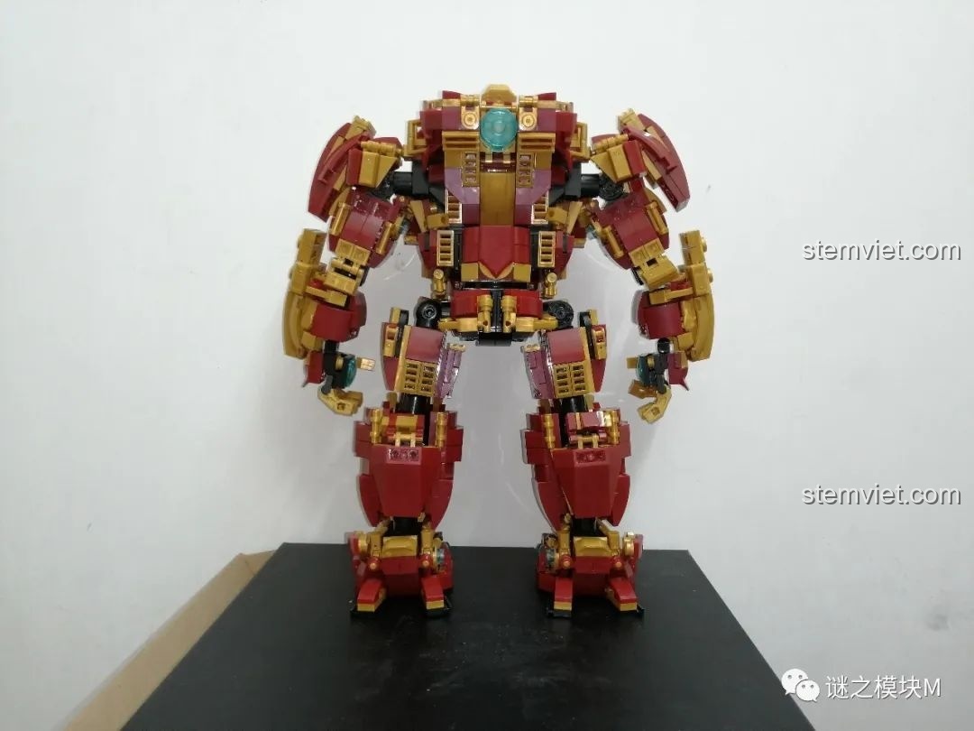 Khoang lái của Chiến Giáp Hulkbuster LY 76026 đã đóng hoàn toàn, nhìn từ góc khác.