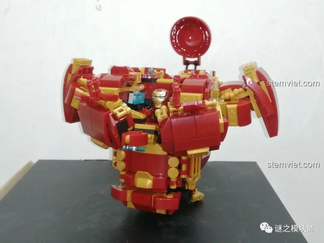Khoang lái của Chiến Giáp Hulkbuster LY 76026 đã đóng hoàn toàn, sẵn sàng cho trận chiến.