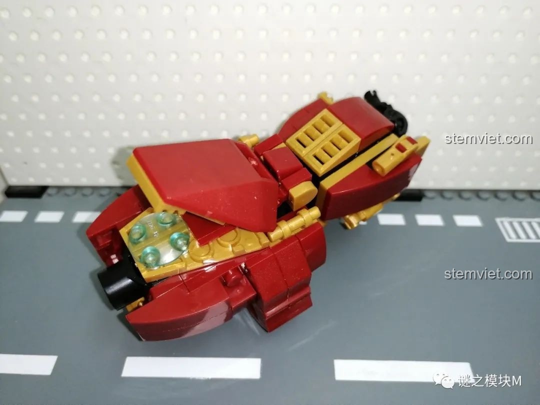 Minifigure Tony Stark được đặt vào khoang lái của Chiến Giáp Hulkbuster LY 76026, nhìn từ góc khác.