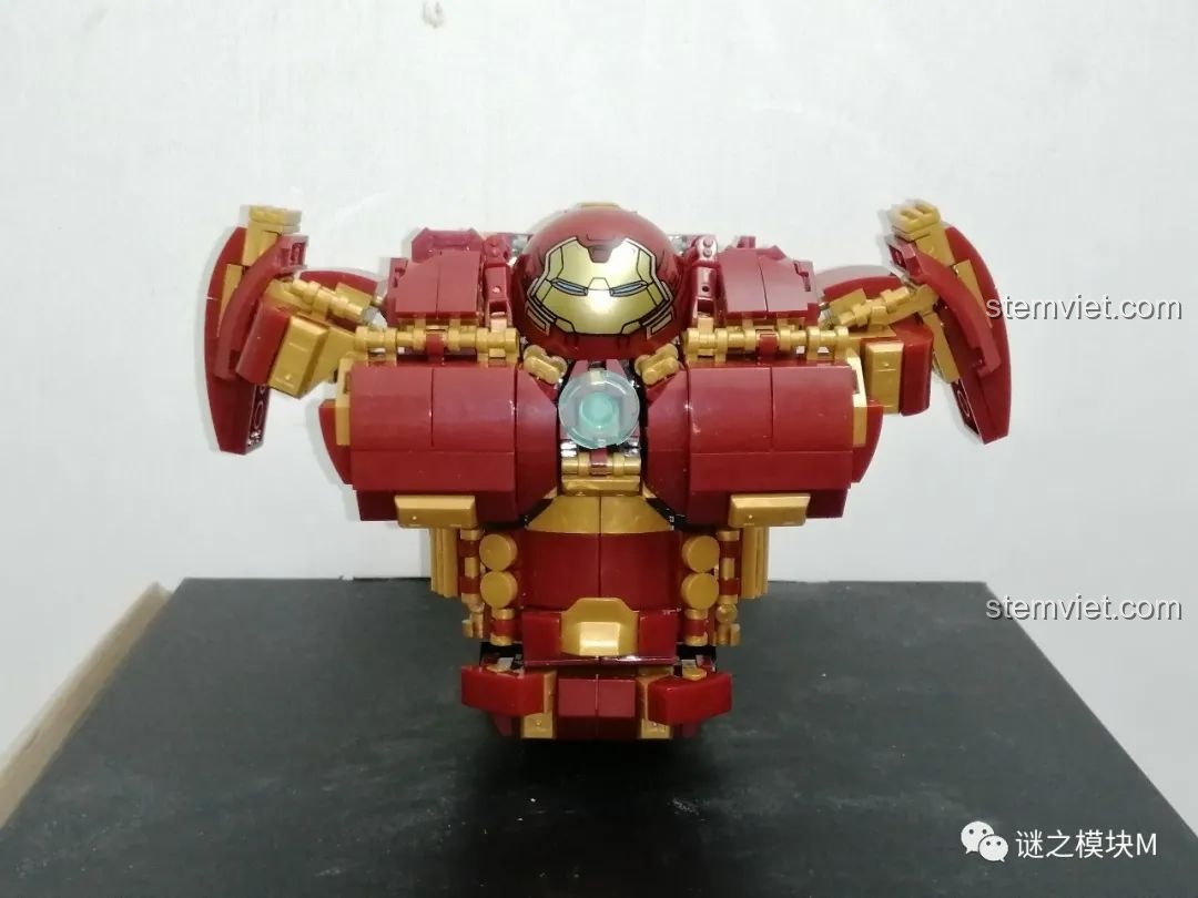 Minifigure Tony Stark được đặt vào khoang lái của Chiến Giáp Hulkbuster LY 76026, thể hiện khả năng tương thích.