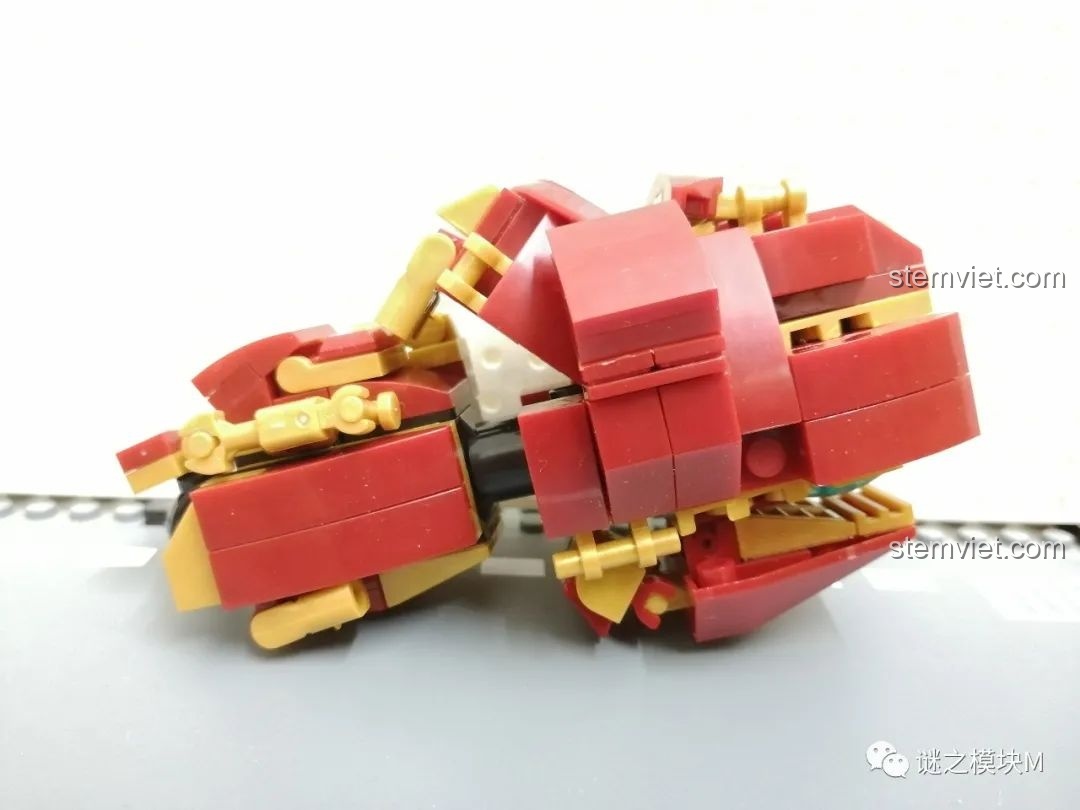 Phần thân chính của Chiến Giáp Hulkbuster LY 76026 với nắp mở, nhìn từ góc khác.