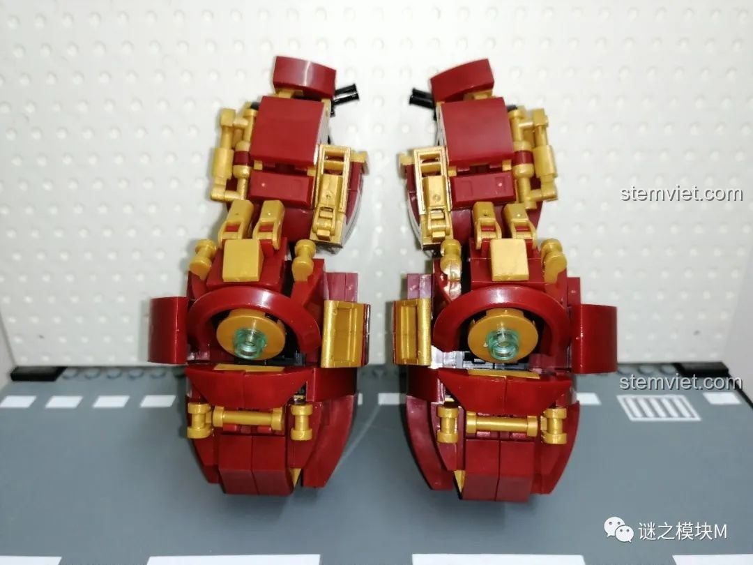 Chiến Giáp Hulkbuster LY 76026 trong tư thế kiểm tra đặc trưng với góc chụp hơi khác.