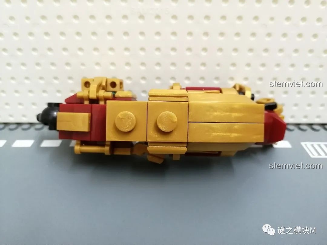 Chiến Giáp Hulkbuster LY 76026 trong tư thế kiểm tra đặc trưng của các mô hình cơ khí.