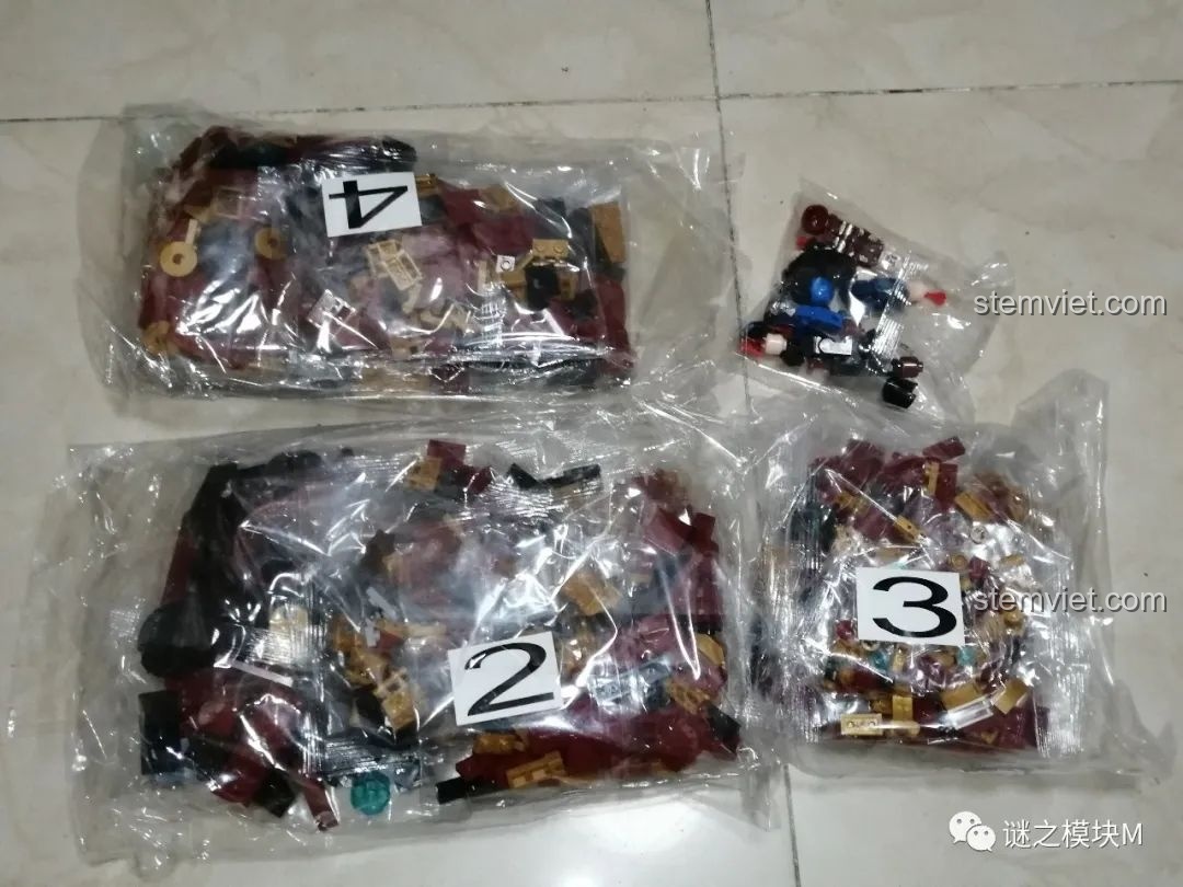 Các túi mảnh ghép được phân loại cẩn thận của bộ lắp ráp Chiến Giáp Người Sắt Hulkbuster LY 76026, sẵn sàng cho quá trình lắp ráp.