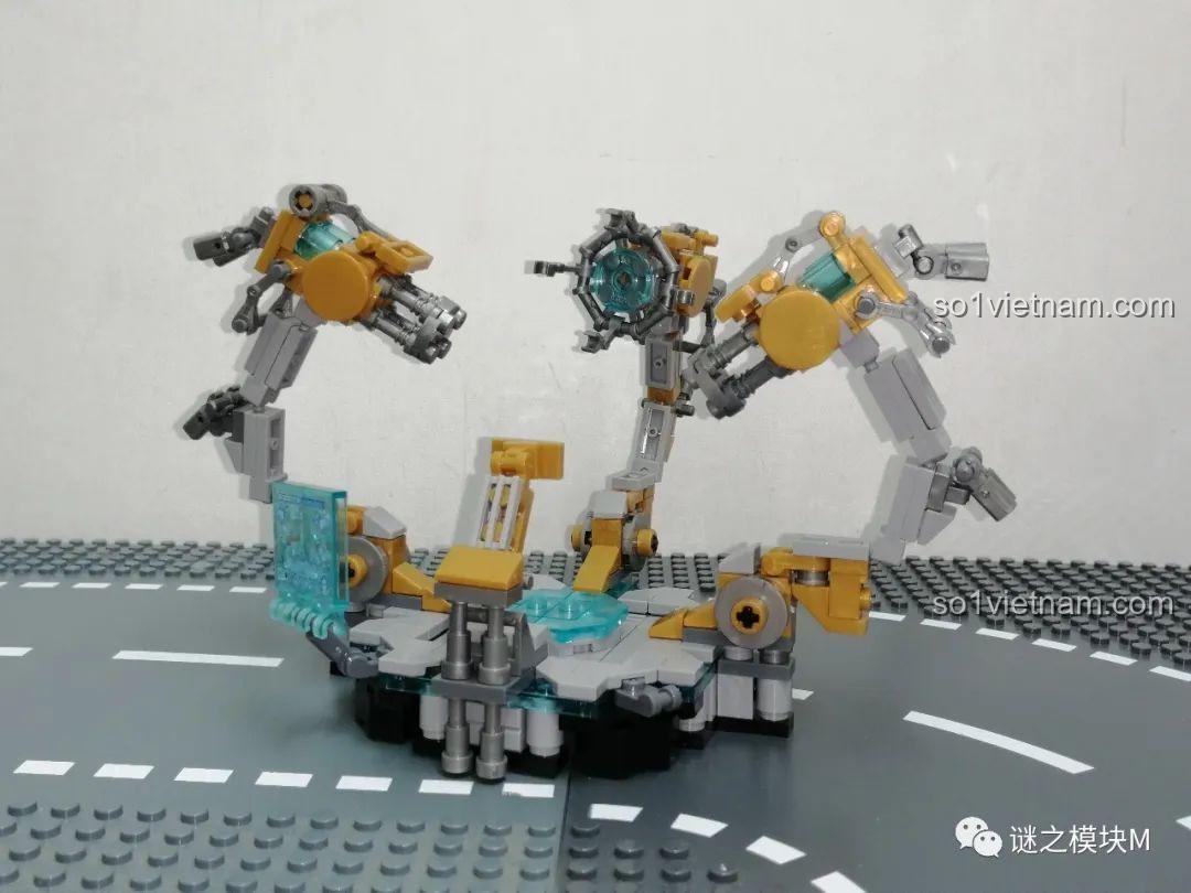 Bàn tháo lắp giáp với các cánh tay cơ khí linh hoạt của bộ LY 76028 Căn Cứ Iron Man. Cảm nhận LY 76028.