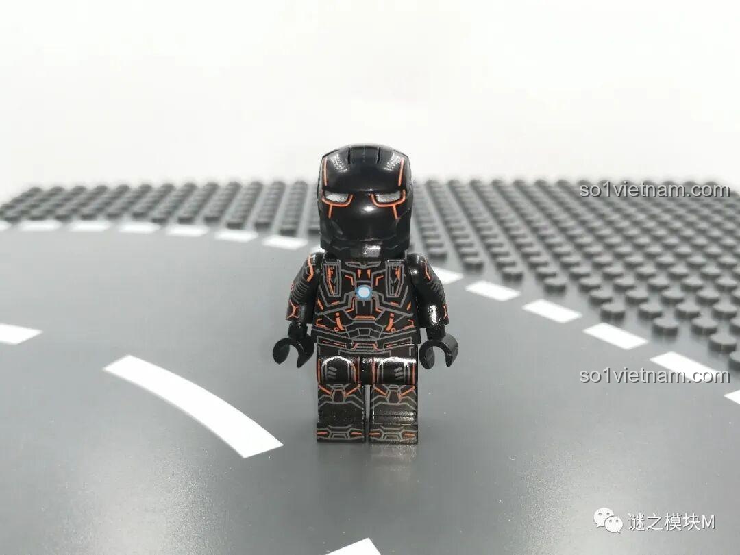 Dụng cụ tách mảnh hình dao cạo râu đi kèm bộ LY 76028 Căn Cứ Iron Man. Cảm nhận LY 76028.