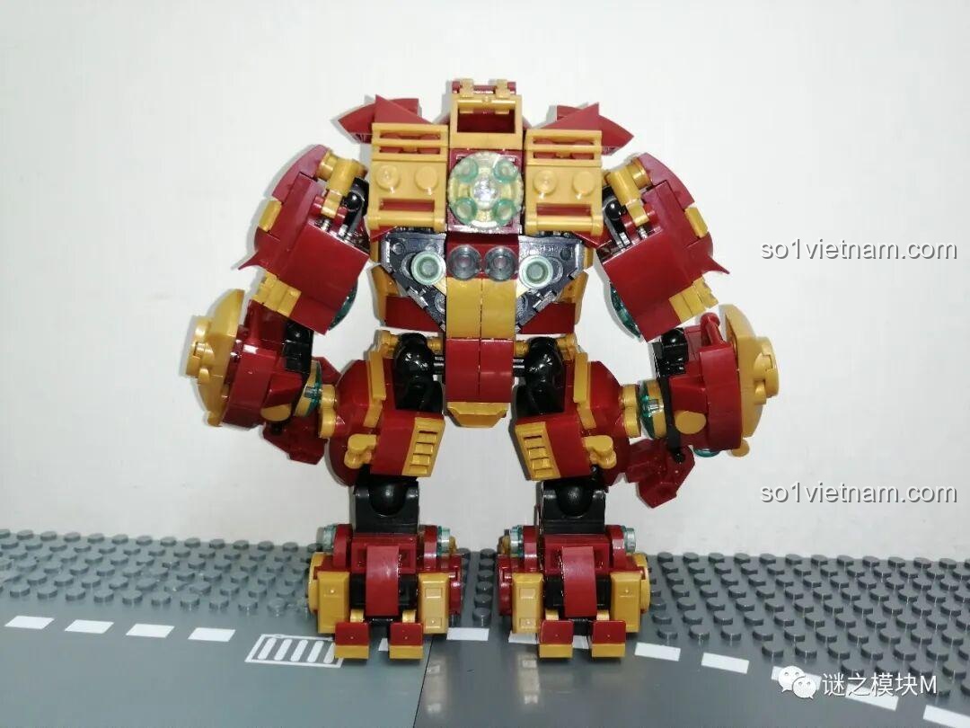 Hulkbuster có thể chứa minifigure bên trong của bộ LY 76028 Căn Cứ Iron Man. Cảm nhận LY 76028.