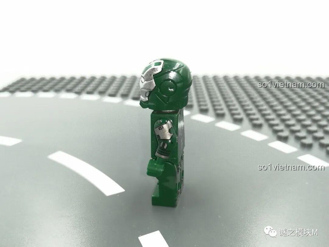 Minifigure Iron Man MK21 nhìn nghiêng trong bộ LY 76028 Căn Cứ Iron Man. Cảm nhận LY 76028.