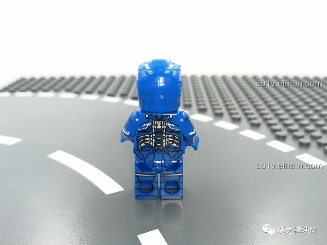Mặt sau của minifigure Iron Man MK36 trong bộ LY 76028 Căn Cứ Iron Man. Cảm nhận LY 76028.