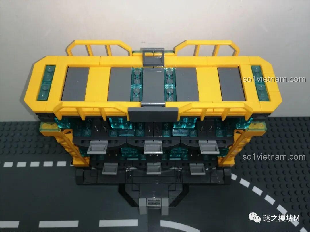 Các ngăn trưng bày giáp có thể kéo ra riêng biệt trong bộ LY 76028 Căn Cứ Iron Man. Cảm nhận LY 76028.