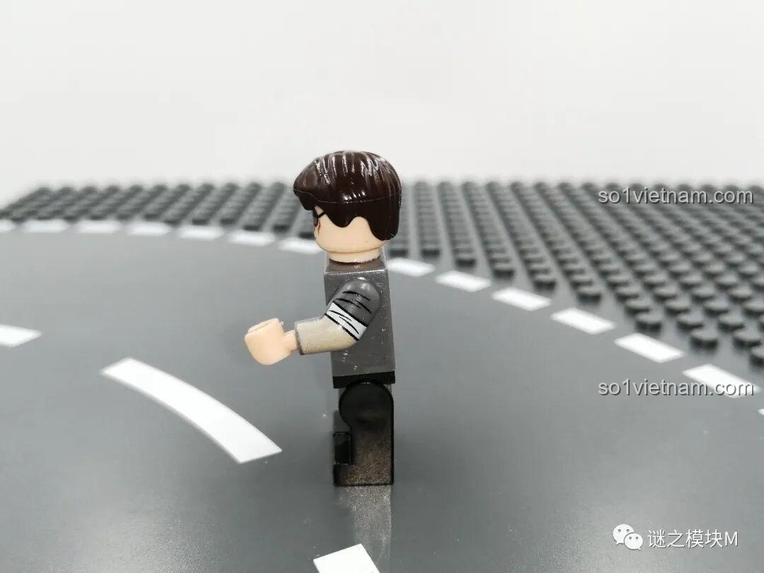 Minifigure Pepper Potts nhìn nghiêng trong bộ LY 76028 Căn Cứ Iron Man. Cảm nhận LY 76028.
