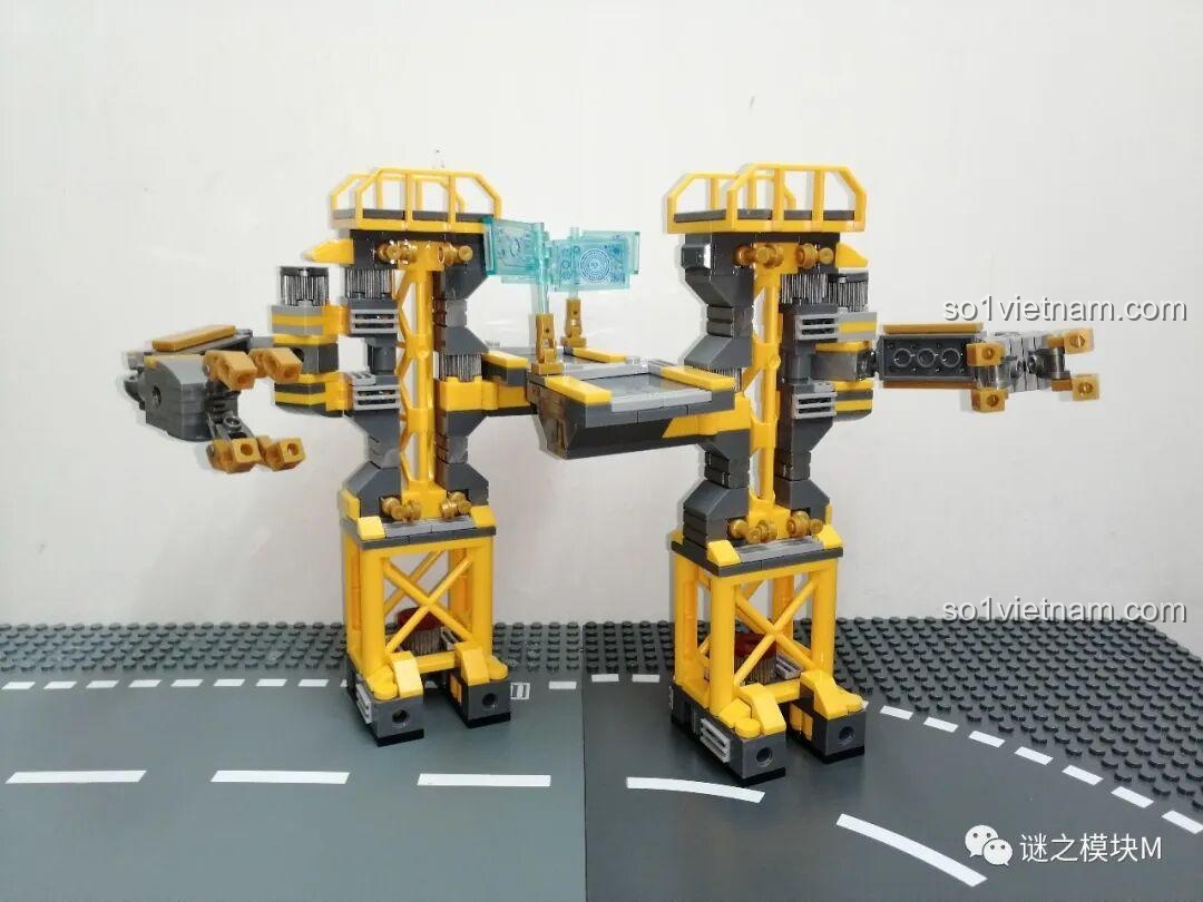 Cánh tay cơ khí lớn, một phần của bệ tháo lắp Hulkbuster trong bộ LY 76028 Đại Hộ Vệ Thép Anh Hùng. Đánh giá LY 76028.