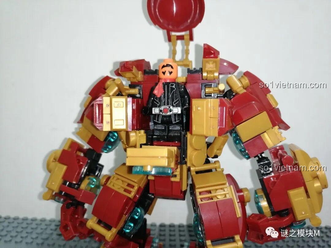 Hulkbuster chụp ảnh cùng một minifigure khác trong bộ LY 76028 Đại Hộ Vệ Thép Anh Hùng. Đánh giá LY 76028.