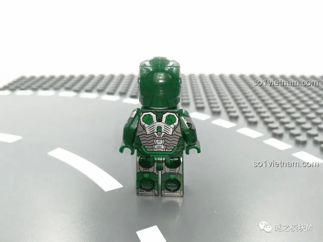 Mặt sau của minifigure Iron Man MK21 trong bộ LY 76028 Đại Hộ Vệ Thép Anh Hùng. Đánh giá LY 76028.