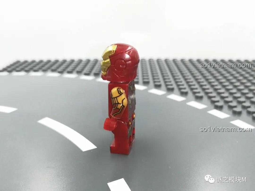 Minifigure Iron Man MK38 nhìn nghiêng trong bộ LY 76028 Đại Hộ Vệ Thép Anh Hùng. Đánh giá LY 76028.