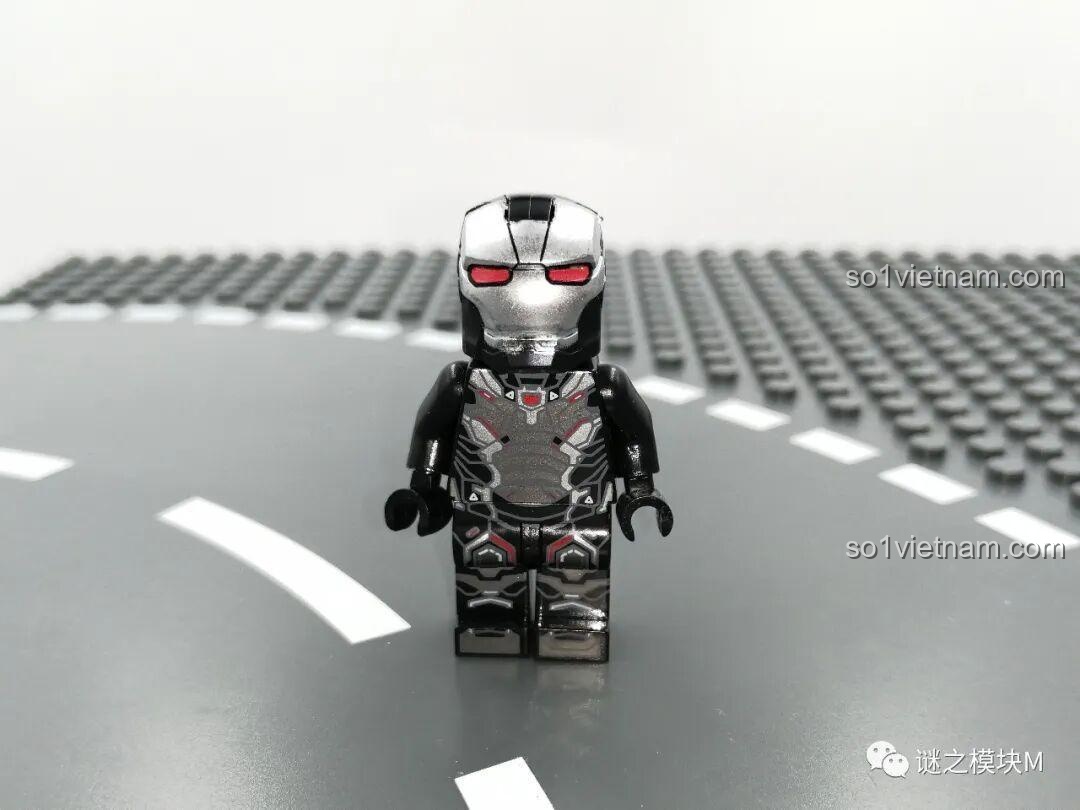 Mặt sau của minifigure Iron Man MK50 trong bộ LY 76028 Đại Hộ Vệ Thép Anh Hùng. Đánh giá LY 76028.