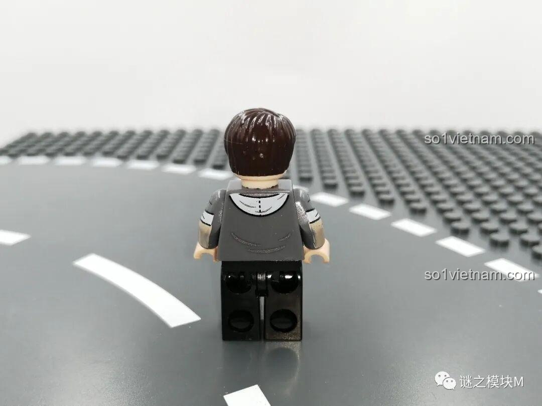 Mặt sau của minifigure Pepper Potts trong bộ LY 76028 Đại Hộ Vệ Thép Anh Hùng. Đánh giá LY 76028.